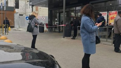 У Львові в супермаркеті померла людина (ФОТО, ВІДЕО)