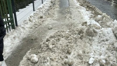 У Львові комунальники нагорнули сніг на тротуар