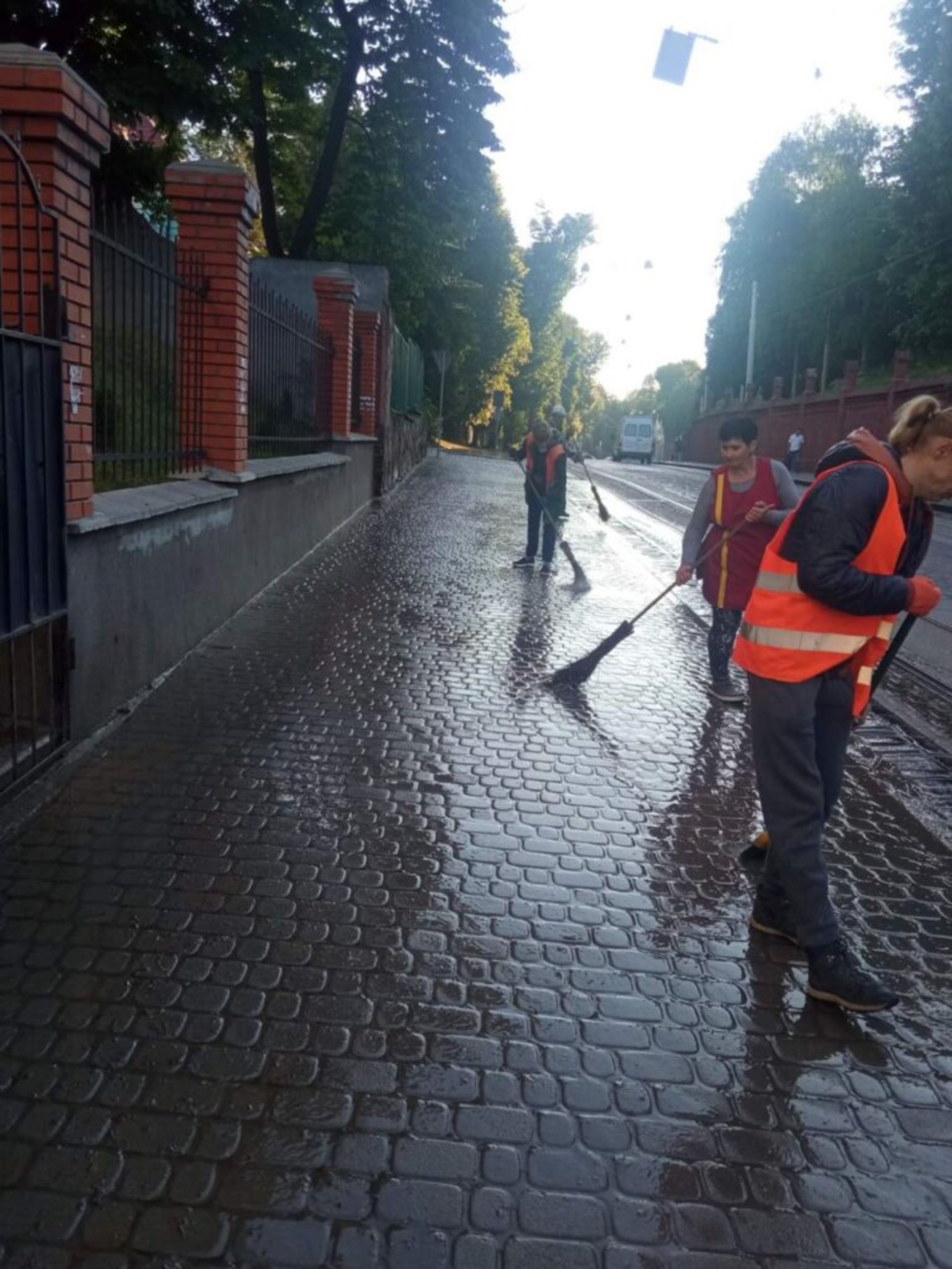 У Львові комунальники миють місто, фото ЛМР