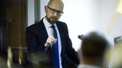 Яценюка затримали в аеропорту Женеви за запитом Росії, але потім відпустили