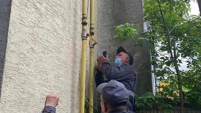 Працівники «Львівгазу» відключають газ у багатоповерхівках через борги однієї квартири (ФОТО)