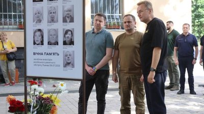 Кулеба відвідав місце ракетного обстрілу у Львові