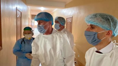 Як у Новояворівську посадовці проінспектували лікарню з хворими на COVID-19 (ВІДЕО, ФОТО)