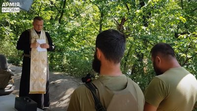 Бронежилет поверх ряси: священники із львівського гарнізонного храму побували на передовій