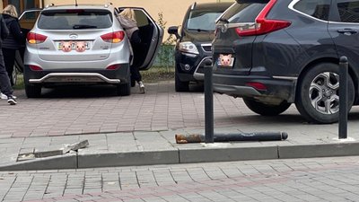 У Львові на вулиці Під Дубом просять встановити улюблені стовпчики Садового (ФОТО)