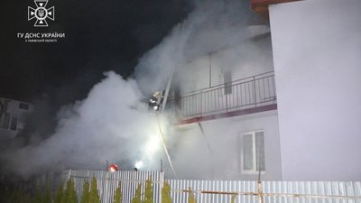 На Львівщині внаслідок пожежі в гаражі ледь не згорів житловий будинок