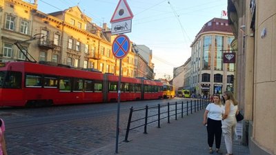 У Львові червоний трамвай зійшов з рейок (ФОТО)