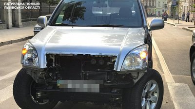 У Львові нетверезий працівник автосервісу взяв автомобіль клієнта покататися і потрапив в ДТП