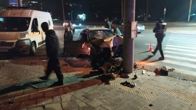 У Львові автомобіль влетів у стовп (ФОТОРЕПОРТАЖ)