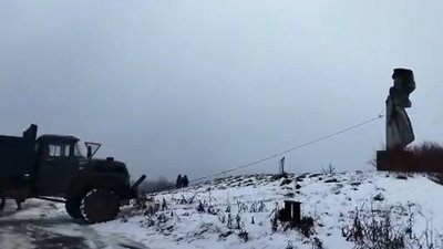 На Львівщині демонтували пам'ятник радянському солдату (ВІДЕО)