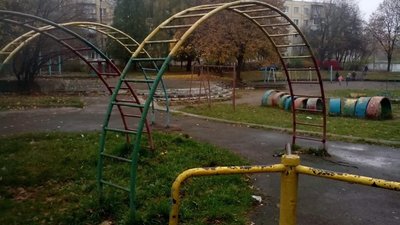 Як у Львові дитячі майданчики перетворюються на купу металобрухту (ФОТО)