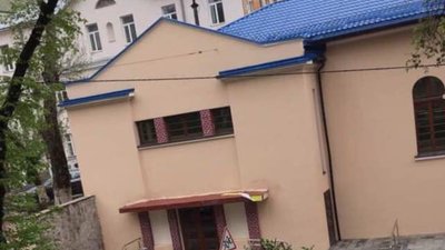 У Львові зірвали стрічку з написом «Слава Україні!» на будівлі колишнього російського центру (ФОТО)