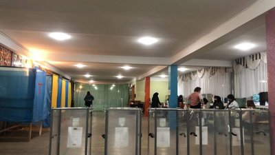 Довибори на Прикарпатті: результати голосування визнали недійсними вже на чотирьох дільницях (ВІДЕО)