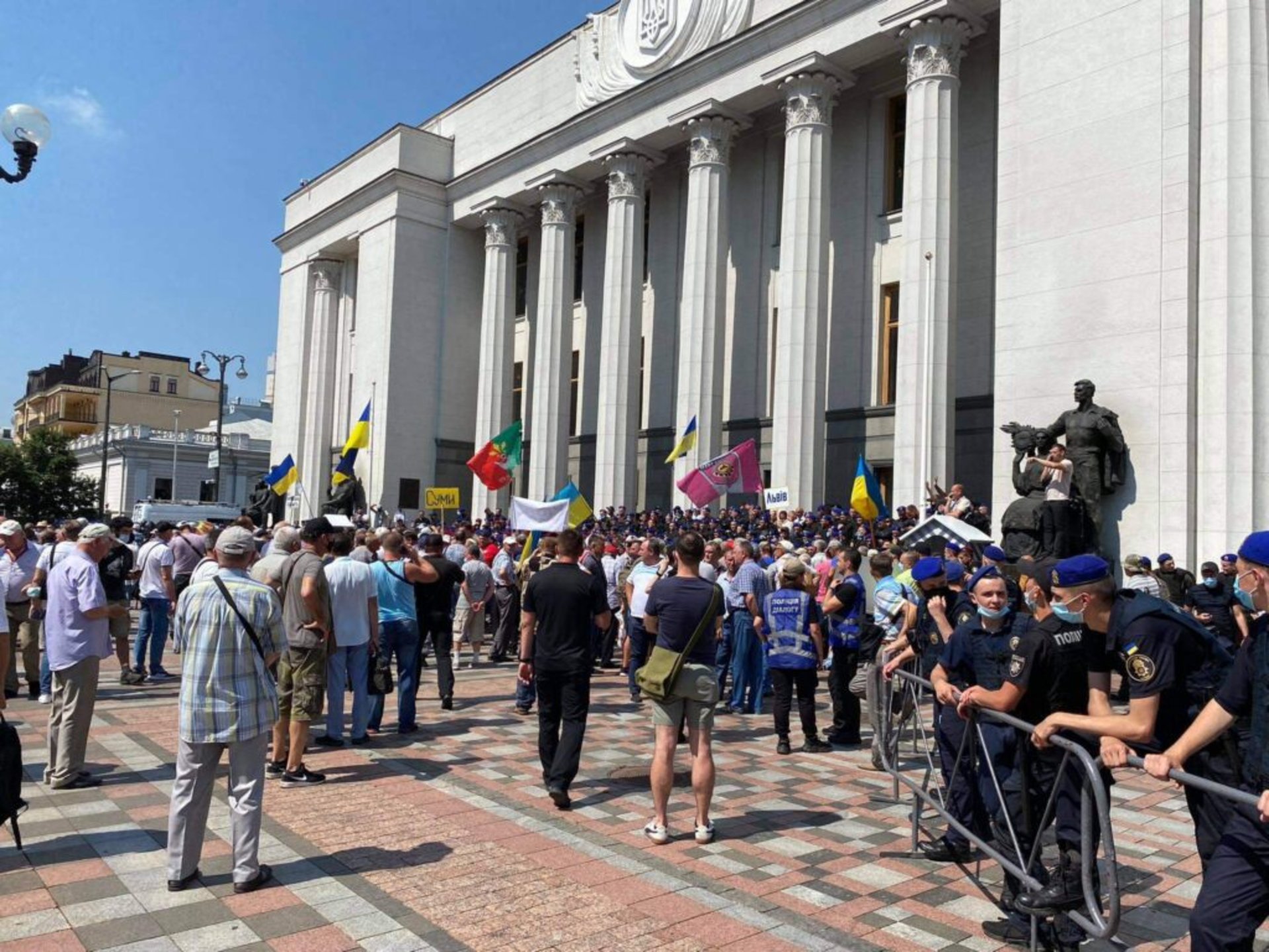 У Києві штурмують Верховну Раду, фото 24 канал