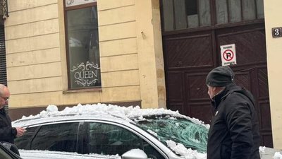 У Львові через комунальників сніг пошкодив автомобіль