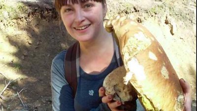 На Львівщині дівчина «вполювала» гриб вагою майже два з половиною кілограми