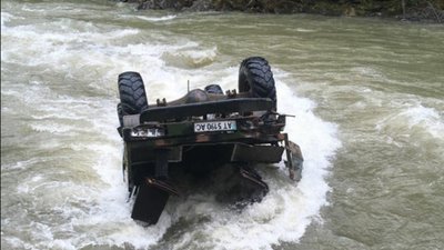 У річку Чорний Черемош впала вантажівка з туристами, троє загиблих, 16 постраждалих (ФОТО)