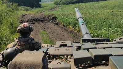 Феєрверк з російського танку: українські бійці знищили російський танк біля Ізюма (відео)