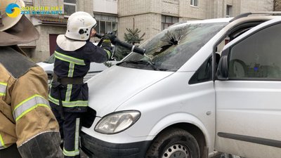 У центрі Золочева горів автомобіль (ВІДЕО)