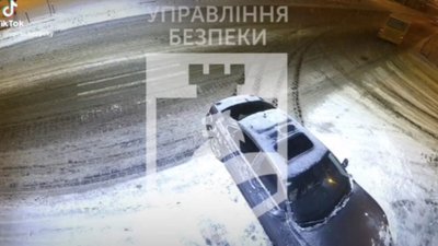 У Львові через слизьку бруківку автомобіль вʼїхав у стовп (ВІДЕО)