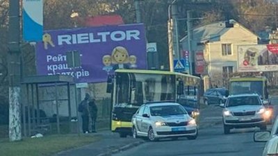 У Львові під час руху в автобуса «Електрон» відлетіло колесо (ФОТО)