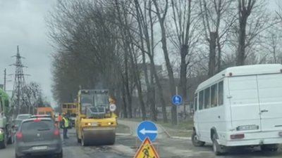У Львові на аварійній дорозі побачили комунальників (ВІДЕО)