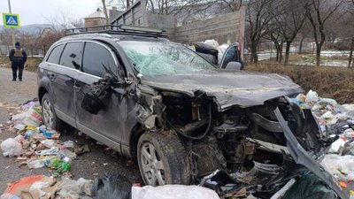 На Львівщині Audi Q7 влетіла у сміттєвоз