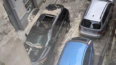 У центрі Львова штукатурка обвалилась на авто