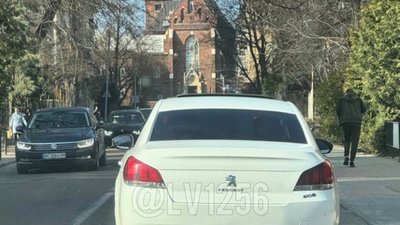 У Львові помітили автомобіль із кумедним номерним знаком (ФОТО)
