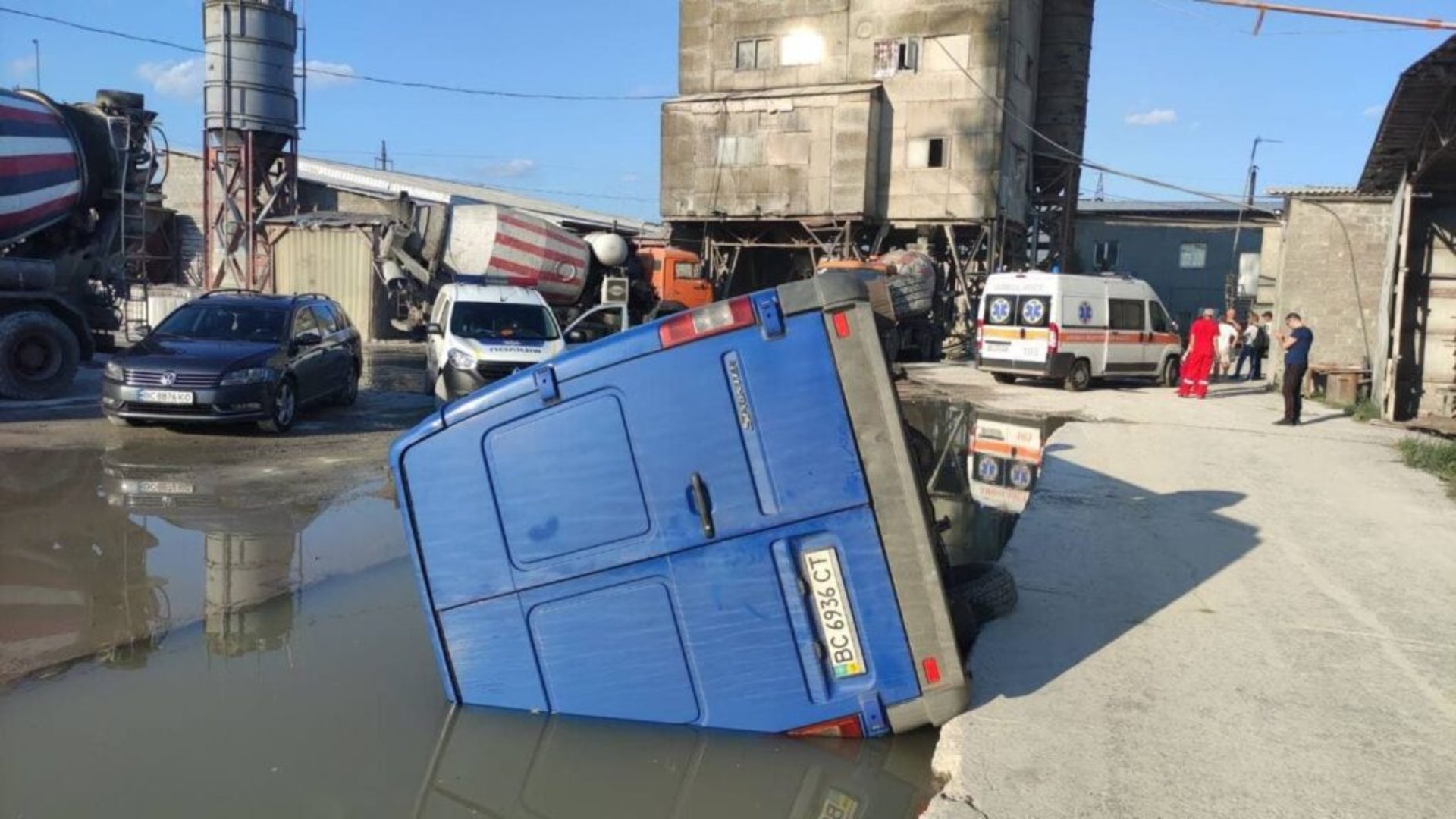 У Червонограді через яму перекинувся бус, фото ДК-Захід