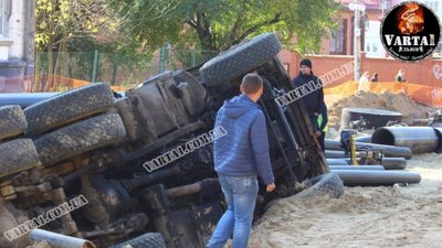 У Львові на Шевченка перекинулася вантажівка (ФОТО, ВІДЕО)