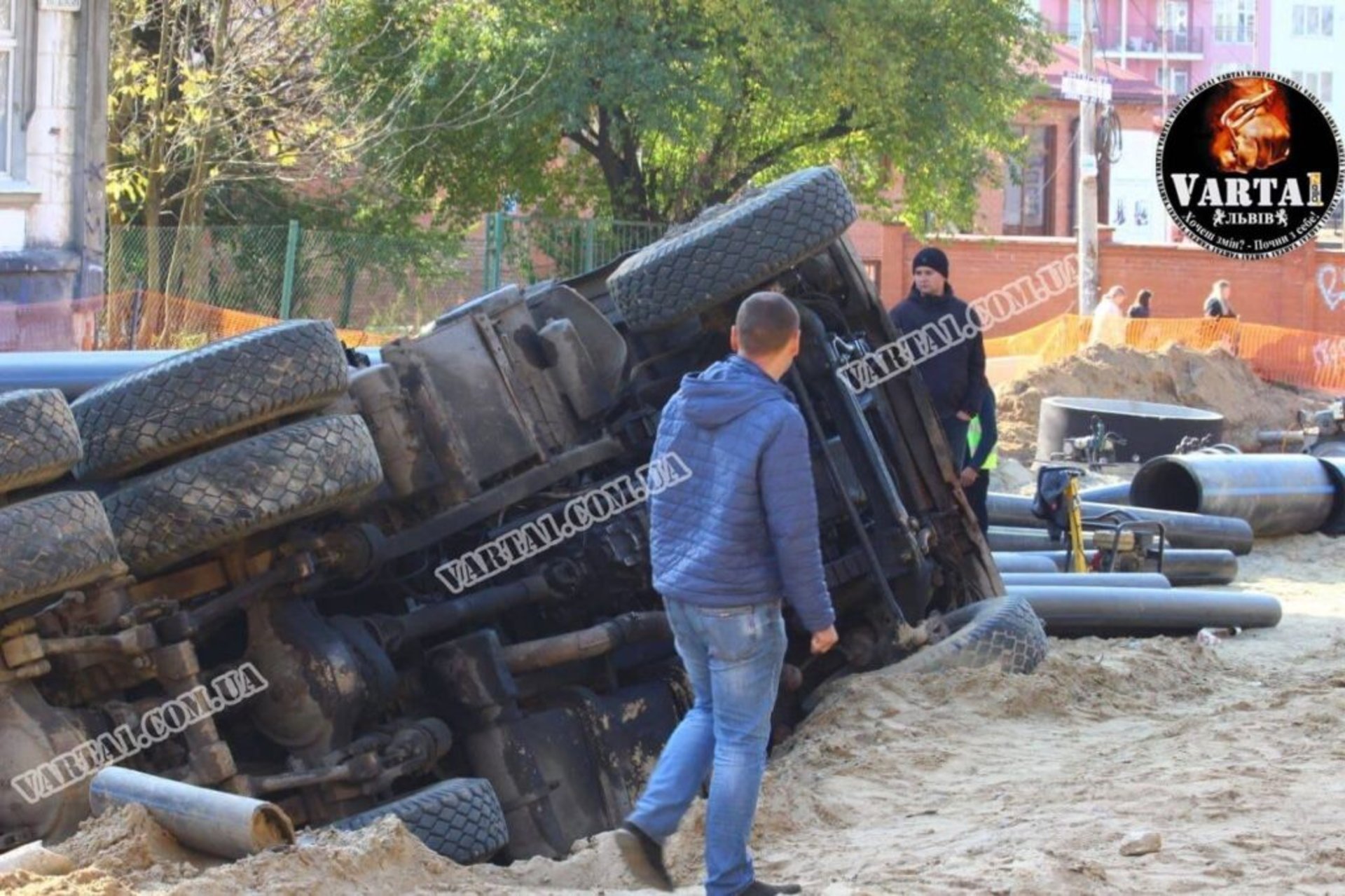 У Львові перекинулася вантажівка, фото Варта-1