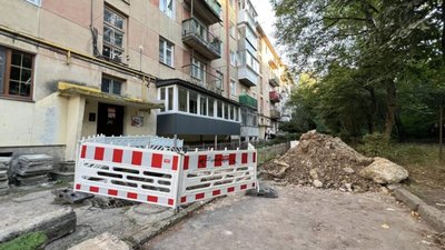 У Львові біля житлового будинку залишили величезну яму