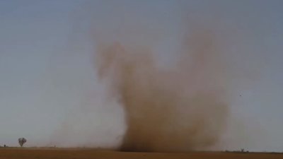 Під Одесою пронісся потужний пиловий смерч (ВІДЕО)