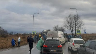 На Львівщині знову заблокували рух на трасі до Івано-Франківська (ФОТО)