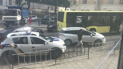У центрі Львова автомобіль не розминувся із автобусом (ВІДЕО)