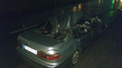 У Львові на дорозі біля «Шувару», стоїть залишена після ДТП іномарка на єврономерах