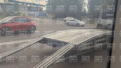 Біля Львова не розминулись автомобілі (ФОТО)