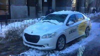 У центрі Львова на автомобіль впала брила снігу (ФОТО, ВІДЕО)