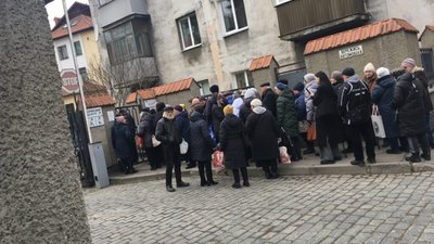 У Львові шалені черги до водоканалу