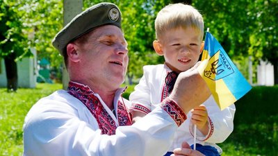 Мешканці Львівщини передадуть на передову українським воїнам вишиванки
