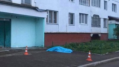 У Новояворівську під будинком виявили тіло дитини