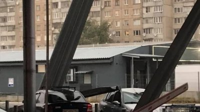 У Львові конструкція ТЦ "МЕТРО" розтрощила автівку