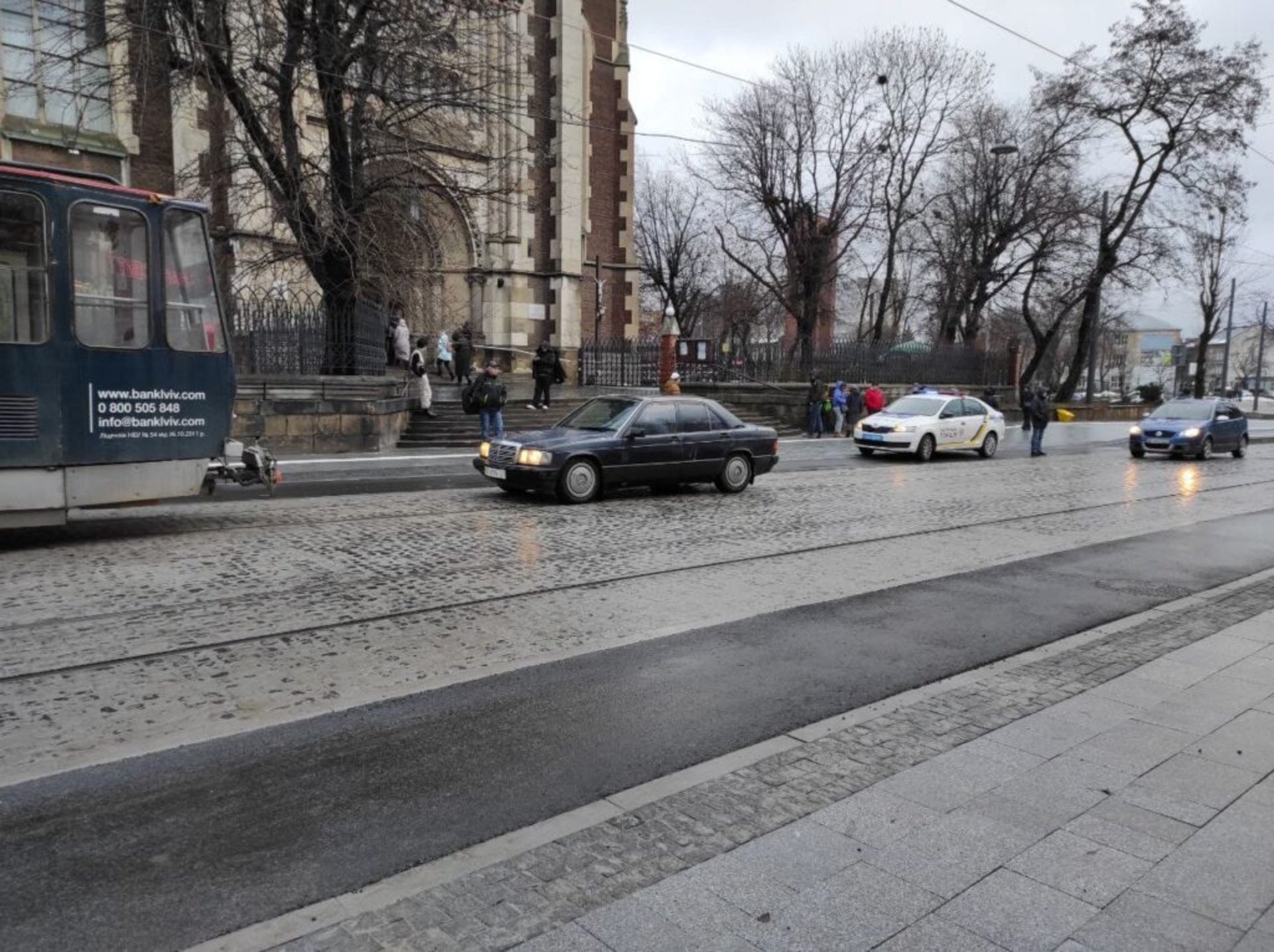 У Львові на площі Кропивницького працює поліція, фото Зручне місто