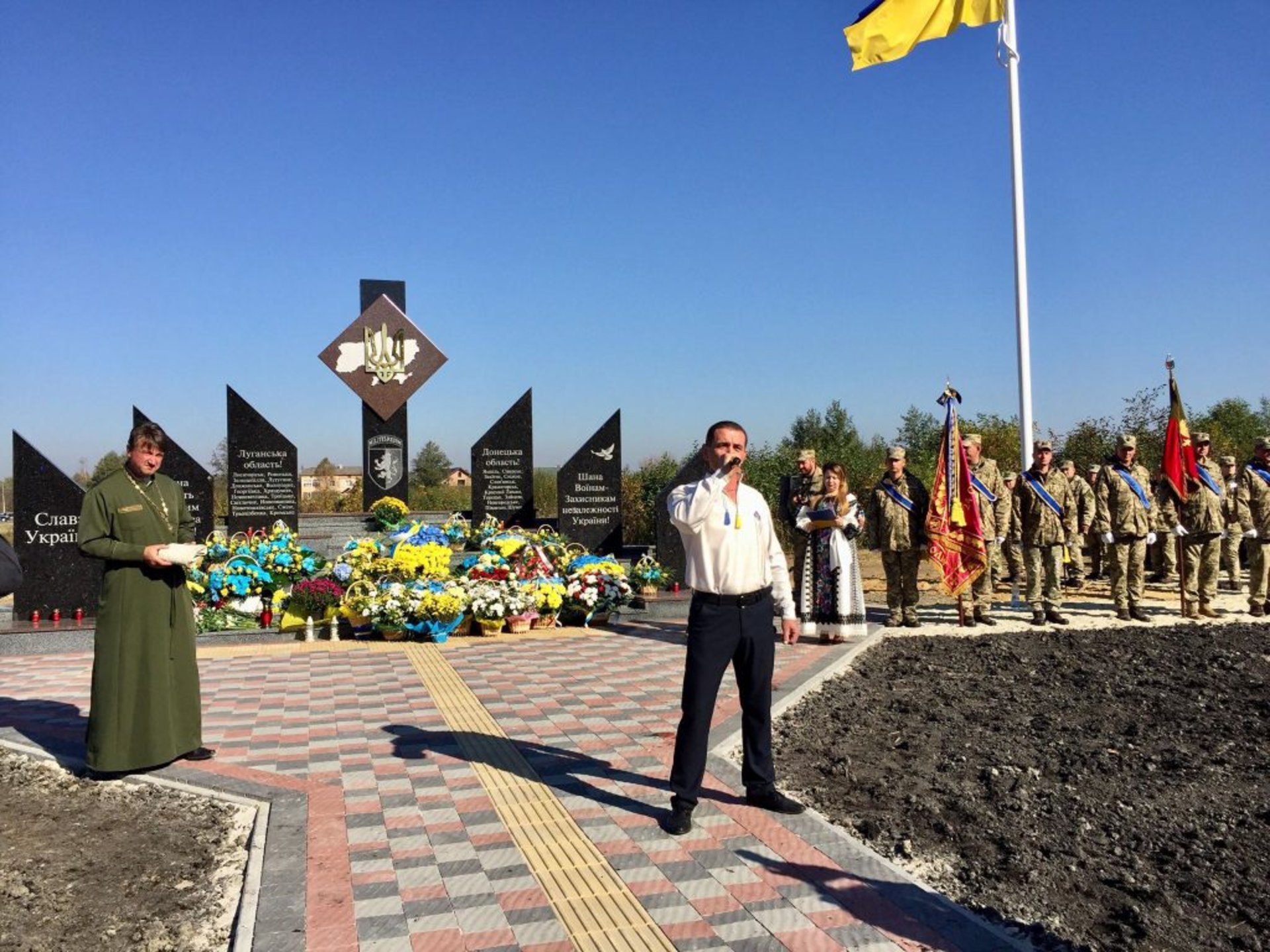 На Яворівщині відкрили меморіал пам’яті воїнам 24-ї Королівської бригади. Фото Юра Кенцало 4studio