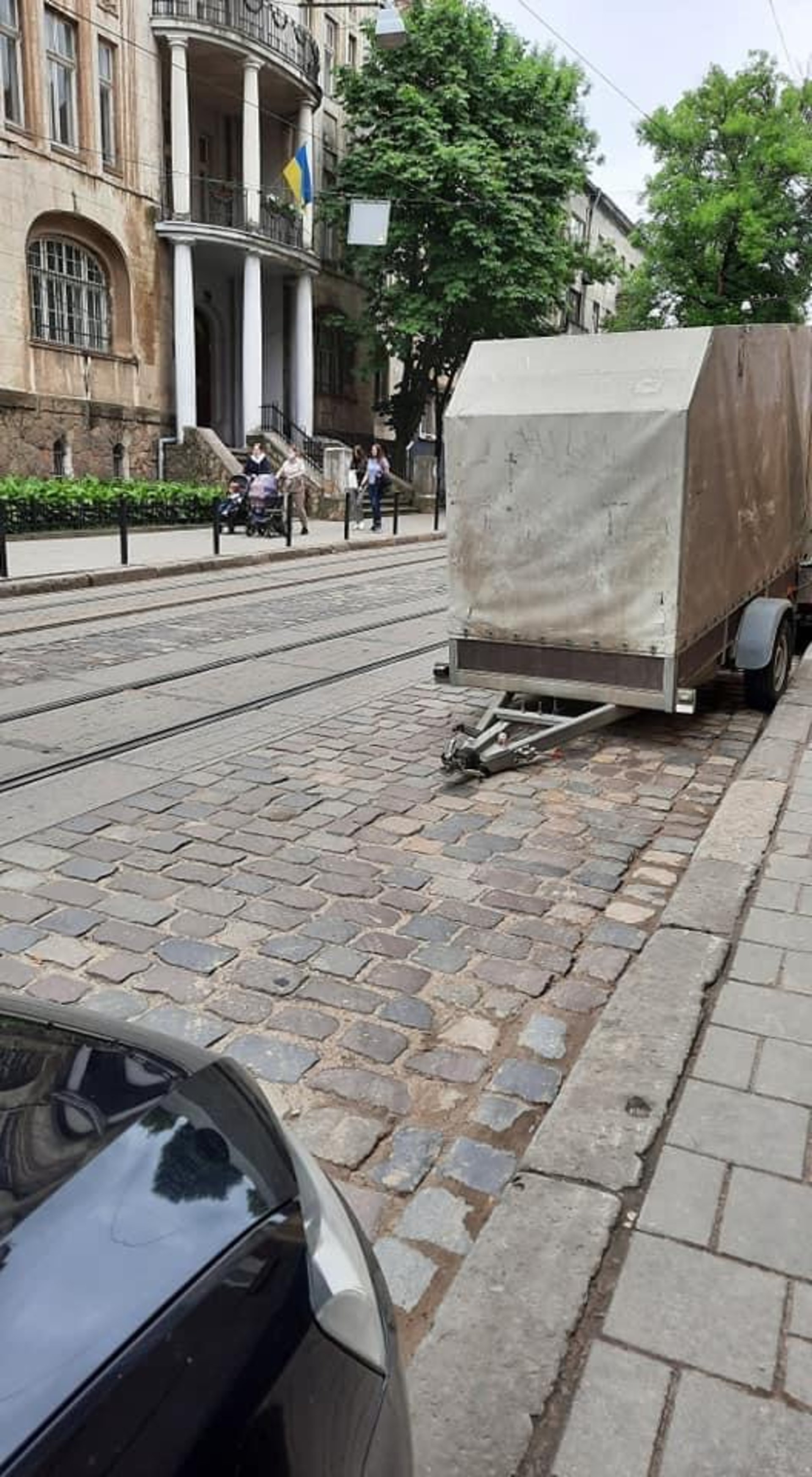 У Львові просять прибрати припаркований причеп, фото ГЛМЛ