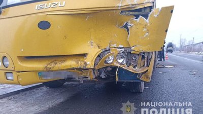 На Львівщині автомобіль не розминувся із рейсовим автобусом (ФОТО)