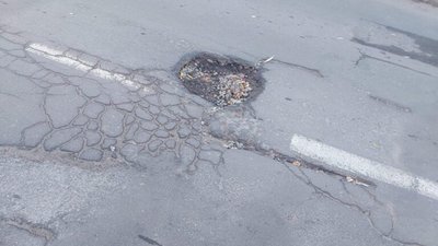 У Львові комунальники вже місяць не можуть залатати яму