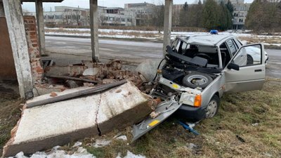 У Червонограді легковик в’їхав у зупинку громадського транспорту (ФОТО)