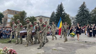 У Дрогобицькій громаді в останню путь провели загиблого Героя Андрія Кравчишина